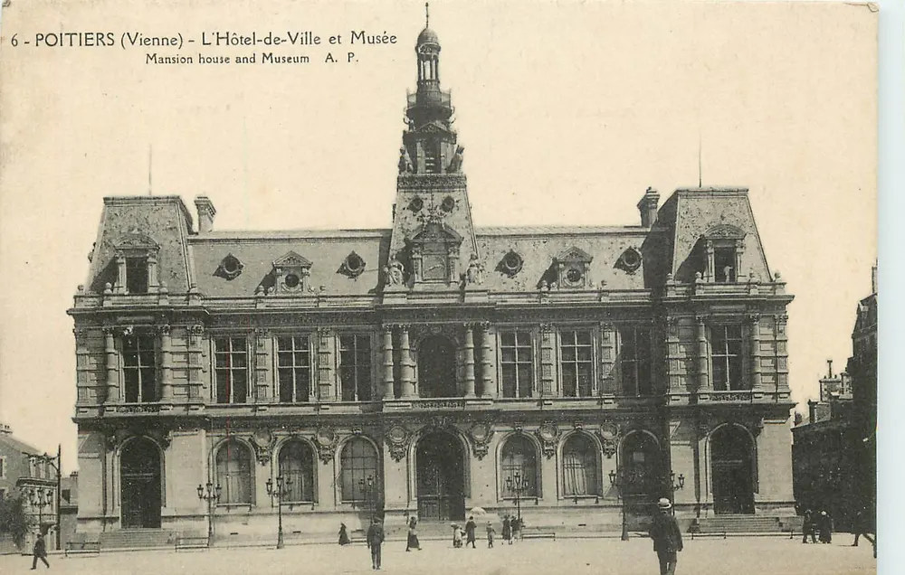 Poitiers (Vienne) - L'Hôtel-de-Ville et Musée - A. P. - Recto