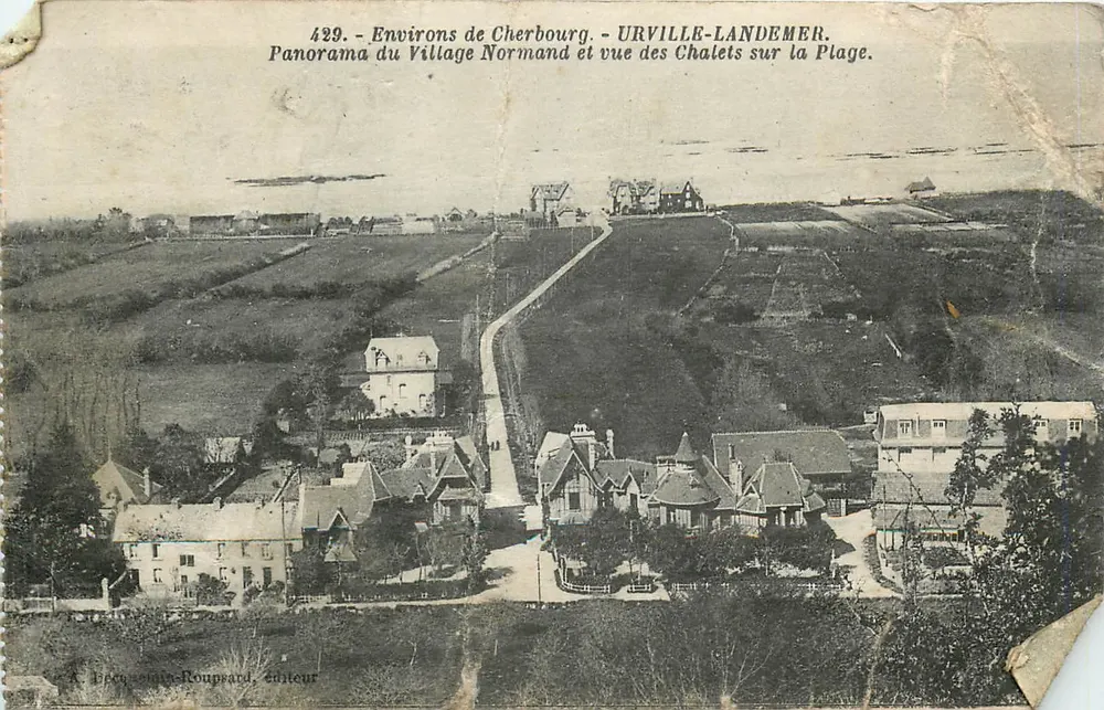 Environs de Cherbourg — URVILLE-LANDEMER. Panorama du Village Normand et vue des Chalets sur la Plage. — Éditeur : Béchey-Rouprard, Santeur - Frente