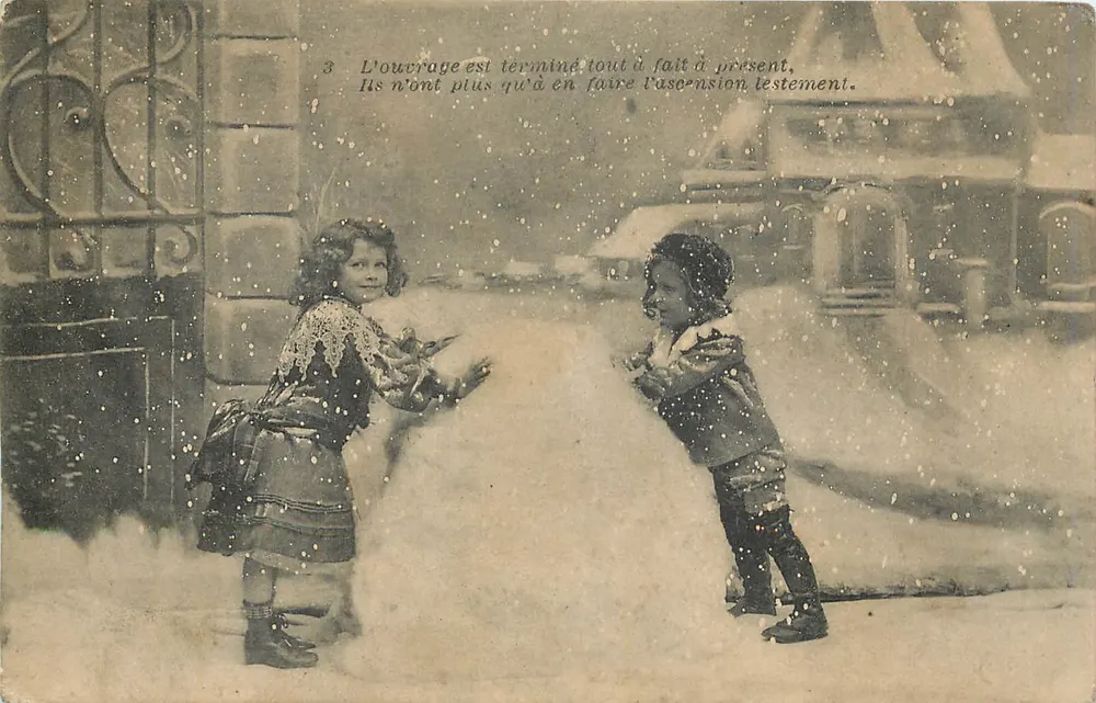 Crianças brincando com uma grande bola de neve — cena invernal — editor não identificado, n° de série 3 - Frente