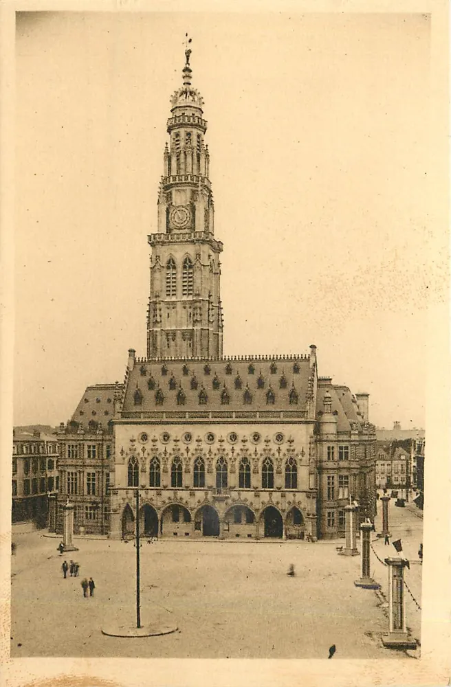 Arras - Hôtel de Ville et Belfroi - Façade principale — Éditeur Laffutre-Legendill, 19, Grand'Place, Arras - Recto