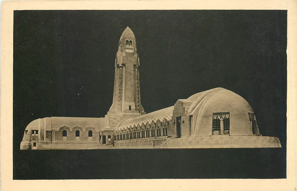 Ossuarium und Leuchtturm von Douaumont — Hinterseite des Denkmals - Katholische Kapelle — Léon Azéma, Max Édret und Jacques Hardy, Architekten - Vorderseite