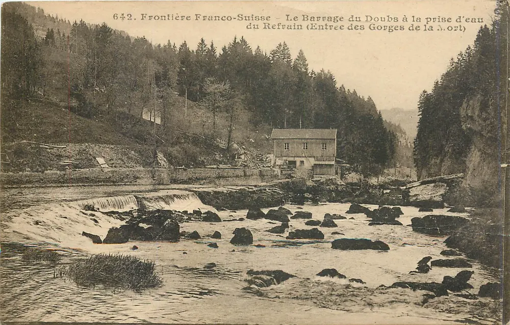 Französisch-schweizerische Grenze — Der Staudamm des Doubs am Refrain-Wasserauslass (Zwischen den Todesgassen) - Vorderseite