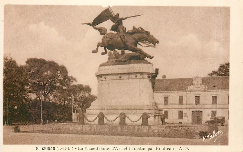 Chinon (Indre-et-Loire) — Place Jeanne-d'Arc und Reitstatue der Jeanne d'Arc von Roulleau — R. Talons - Vorderseite
