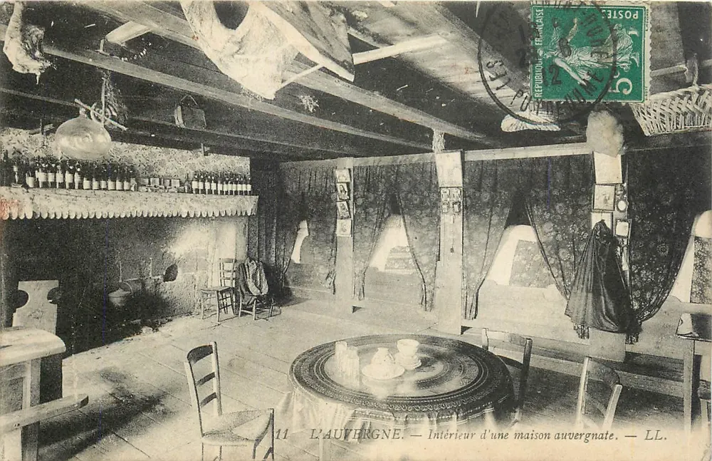 L'Auvergne — Intérieur d'une maison auvergnate — LL. - Recto