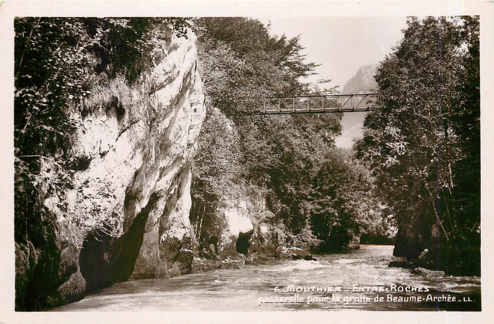 Mouthier - Zwischen Felsen — Brücke zur Höhle Beaume-Archée — Verlag: Levy et Neurden, Paris - Vorderseite