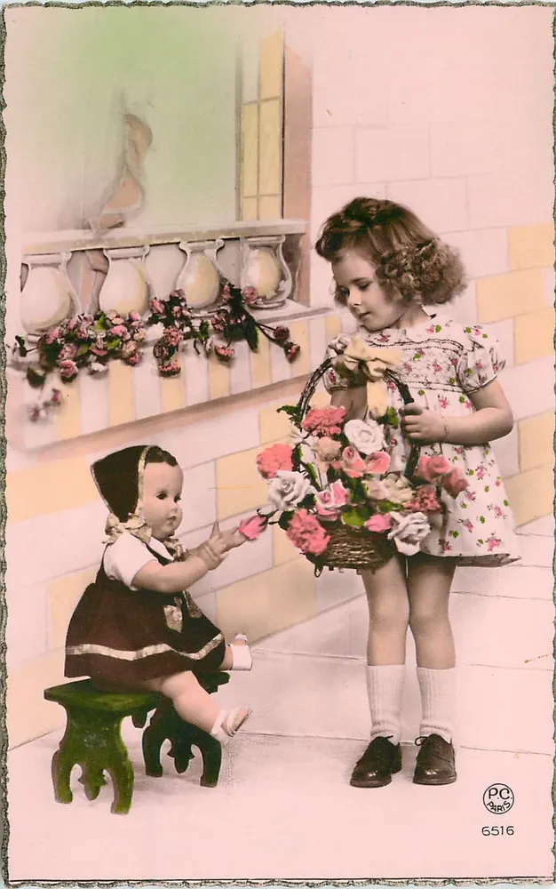 Menina pequena oferecendo flores a uma boneca — PC 6516 — P-C Paris - Frente