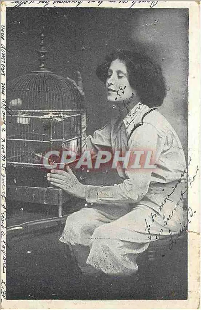 Mulher com gaiola de pássaro — fotografia — editada pelo CHOCOLAT FRANÇOIS - Frente