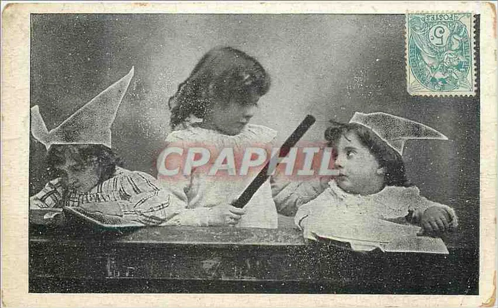 Três crianças com chapéus de bruxa — editor Chocolat Ibled, número de série não visível - Frente