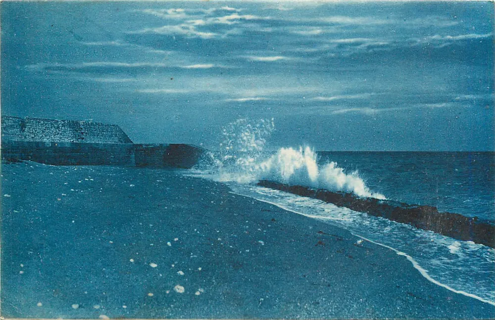 Wellenbruch an einer Steinmauer — Alte Mole des Hafens von Saint-Denis — Artist Editions R. Bergevin - La Rochelle - Vorderseite
