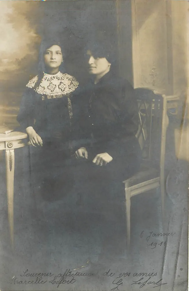 Deux jeunes femmes — souvenir affectueux de vos amis — Marcelle Befort & G. Leforls — Carte postale photographique - Recto