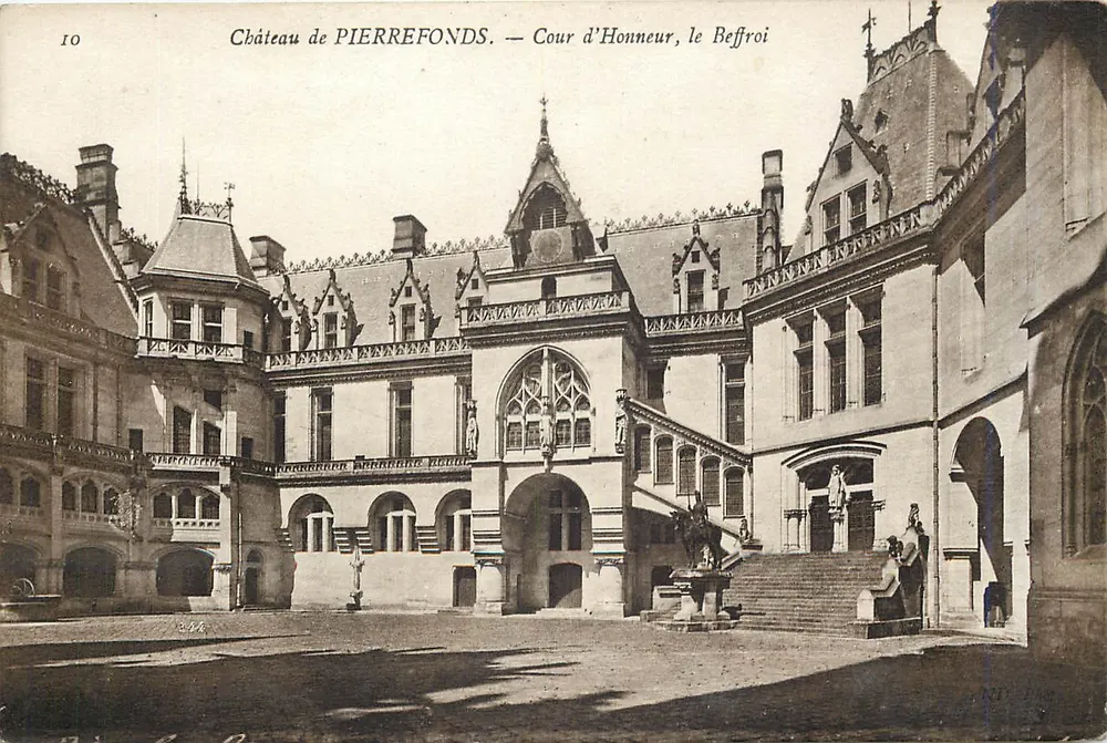 Castelo de PIERREFONDS — Cour d'Honneur, o Sino do Relógio - Frente