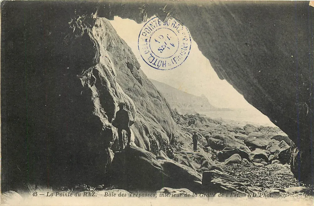 La Pointe du RAZ — Baie des Trépassés, intérieur de la Grotte de l'Est — ND Phot. - Recto