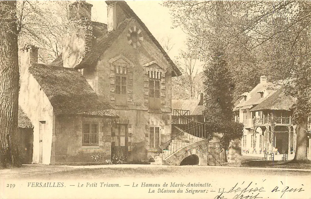 Versailles — Der Petit Trianon — Das Dorf der Marie-Antoinette — Das Herrenhaus - Vorderseite