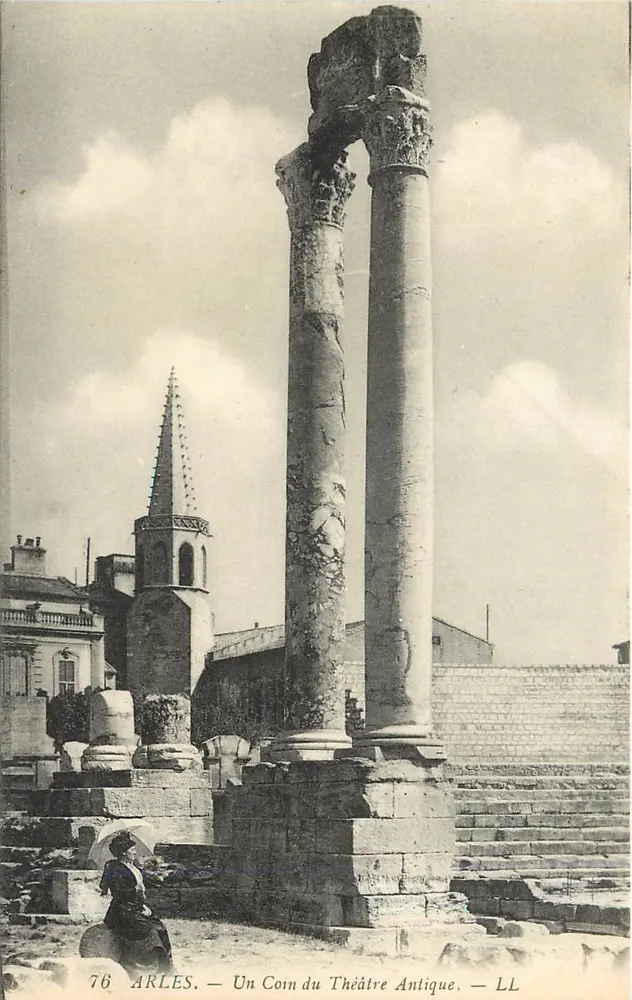 Arles — Un Coin du Théâtre Antique — LL - Recto
