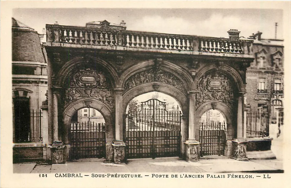 Cambrai — Unterprefektur — Tor des alten Palastes Fenelon — LL - Vorderseite