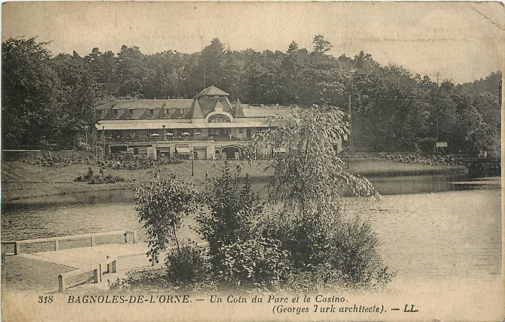 Bagnolles-de-l'Orne — Ein Eckbereich des Parks und das Casino. (Architekt Georges Turk). — LL. — Nr. 318 - Vorderseite