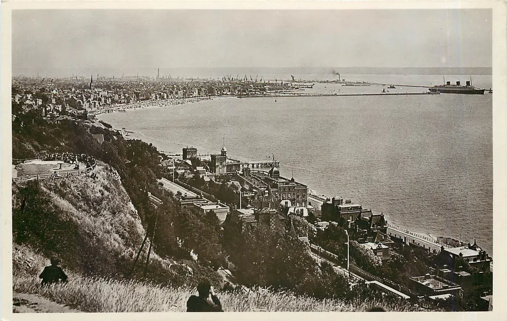 Le Havre — Allgemeiner Blick und 'Normandie' verlässt den Hafen — Edition Cigogne - Vorderseite