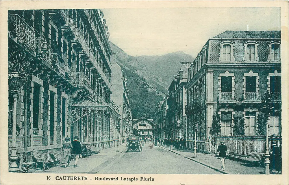 Cauterets - Boulevard Latapie Flurin — vista da rua com montanhas no fundo — editor não identificado, n° 16 - Frente
