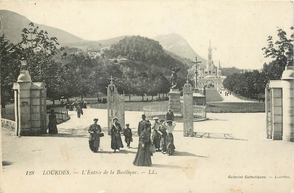 Lourdes — De ingang van de Basiliek — Katholieke Galerijen — n°128 - Voorkant