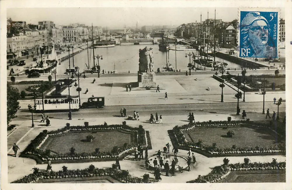 Le Havre — Place Gambetta und der Yacht-Hafen — Verlag: Place Gambetta, Serie R.1 - Vorderseite