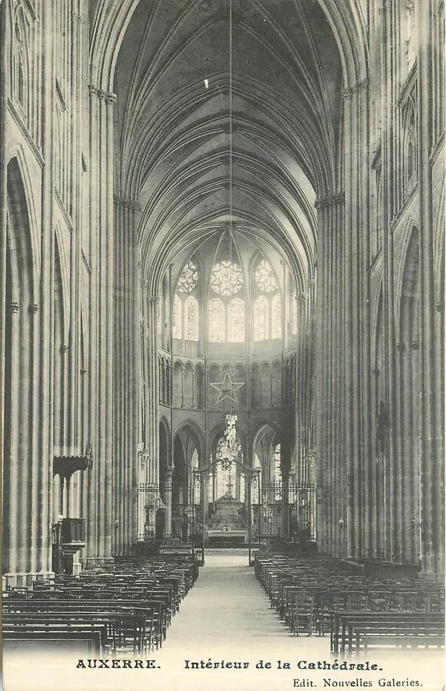 Auxerre — Interior da Catedral — Edit. Nouvelles Galeries - Frente