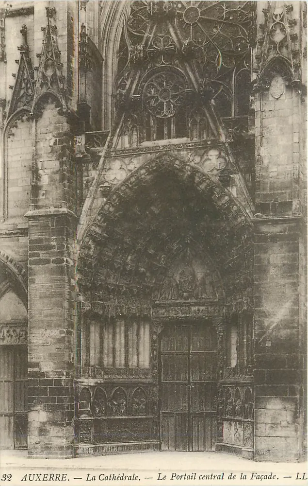 Auxerre — Die Kathedrale — Der zentrale Portal der Fassade — LL - Vorderseite