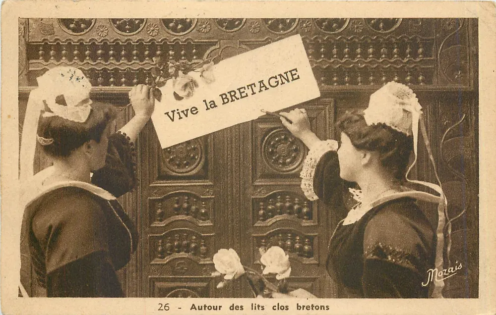 Duas jovens mulheres em traje bretão — Ao redor dos leitos fechados bretões — J. Morais, n°26 - Frente