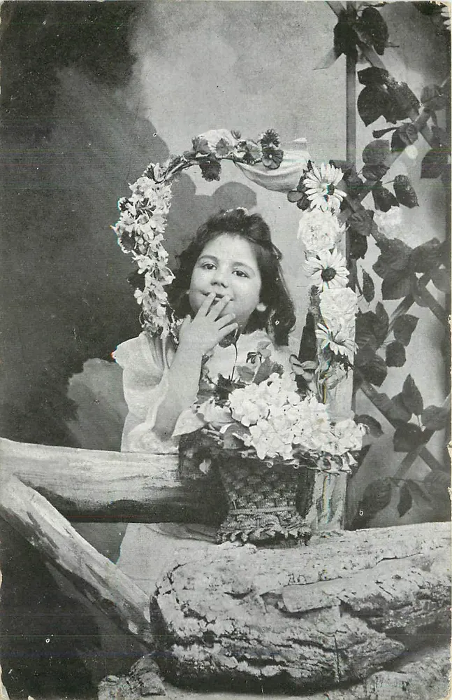 Menina em um quadro floral — estúdio — editor desconhecido - Frente