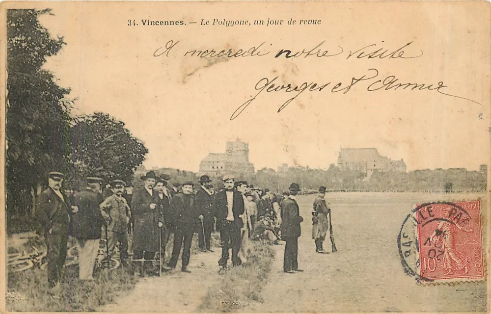 Vincennes — Il Poligono, un giorno di revisione — Editore Polydorat, n°34 - Recto