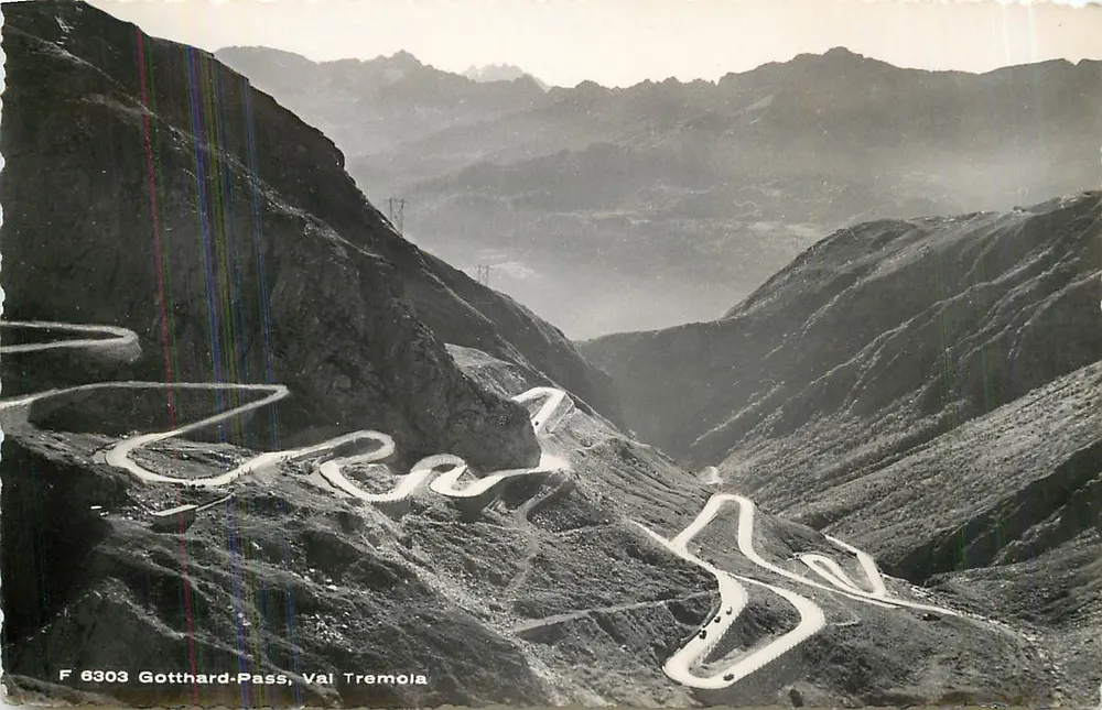 Gotthard-Pass, Val Tremola — vista panorâmica das curvas da estrada — editor T. Verlag Beringer, n° F 6303 - Frente