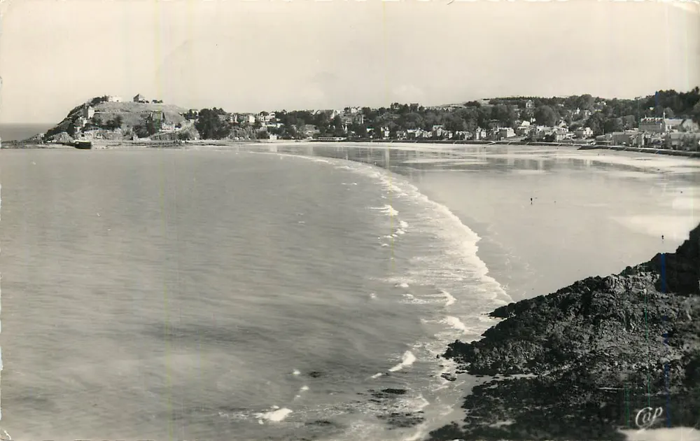 Vista geral da Praia — Le Val André — Réal-Photo - Frente