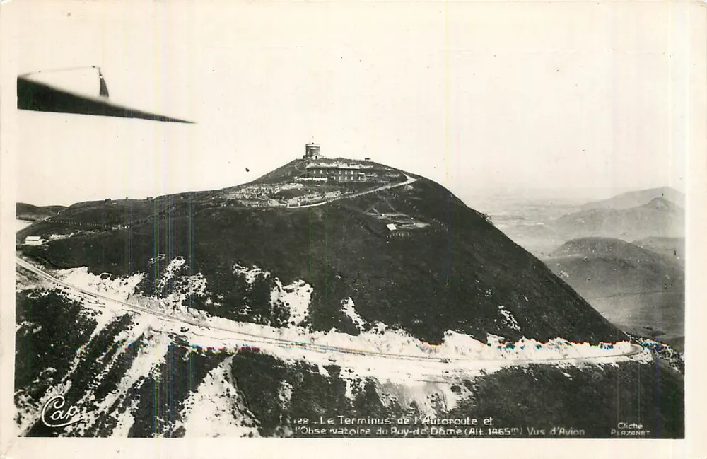 Le Terminus de l'Autoroute et l'Observatoire du Puy-de-Dôme (Alt. 1465m) — Vue d'Avion — Cliché Plazanet - Recto