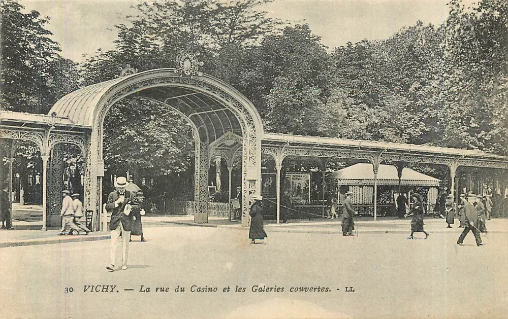 Vichy — La rue du Casino et les Galeries couvertes — LL - Recto