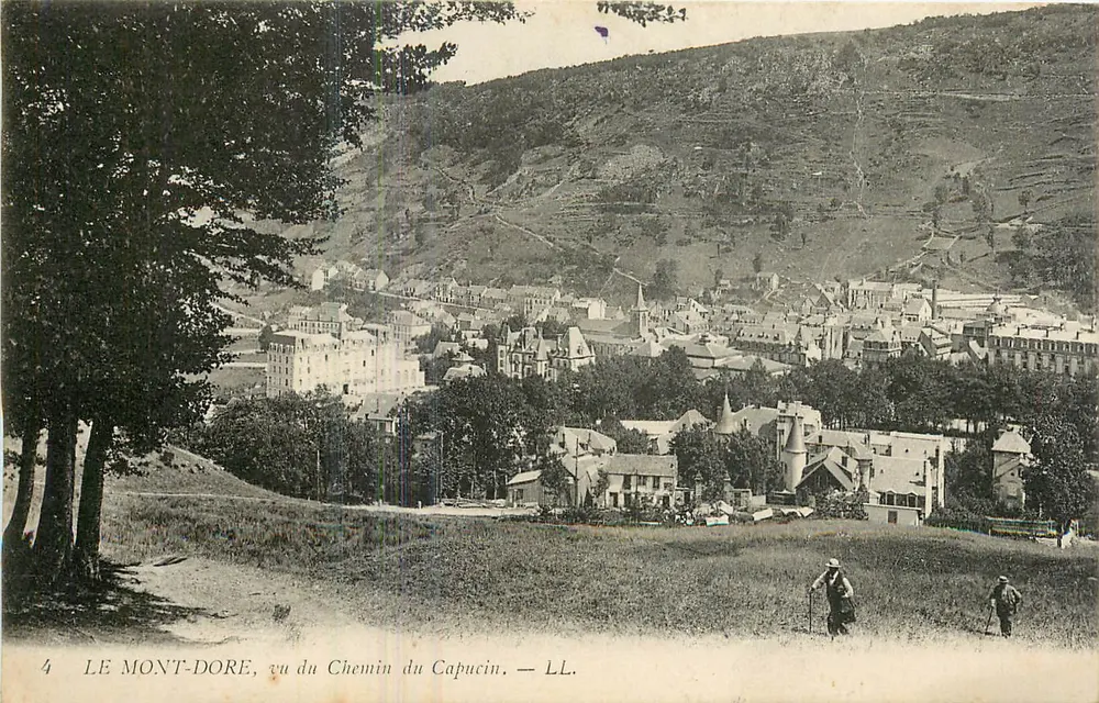 Le Mont-Dore, visto do Chemin du Capucin — LL. - Frente