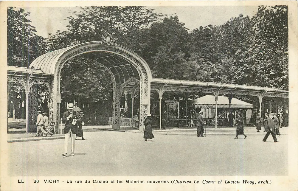 Vichy - La rue du Casino et les Galeries couvertes — Charles Le Coeur et Lucien Woog, arch. - Recto