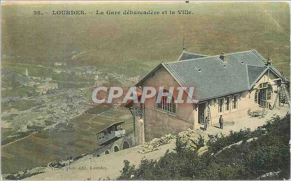 Lourdes — La Gare débarcadère et la Ville — Ville, phot. édit. Lourdes - Recto