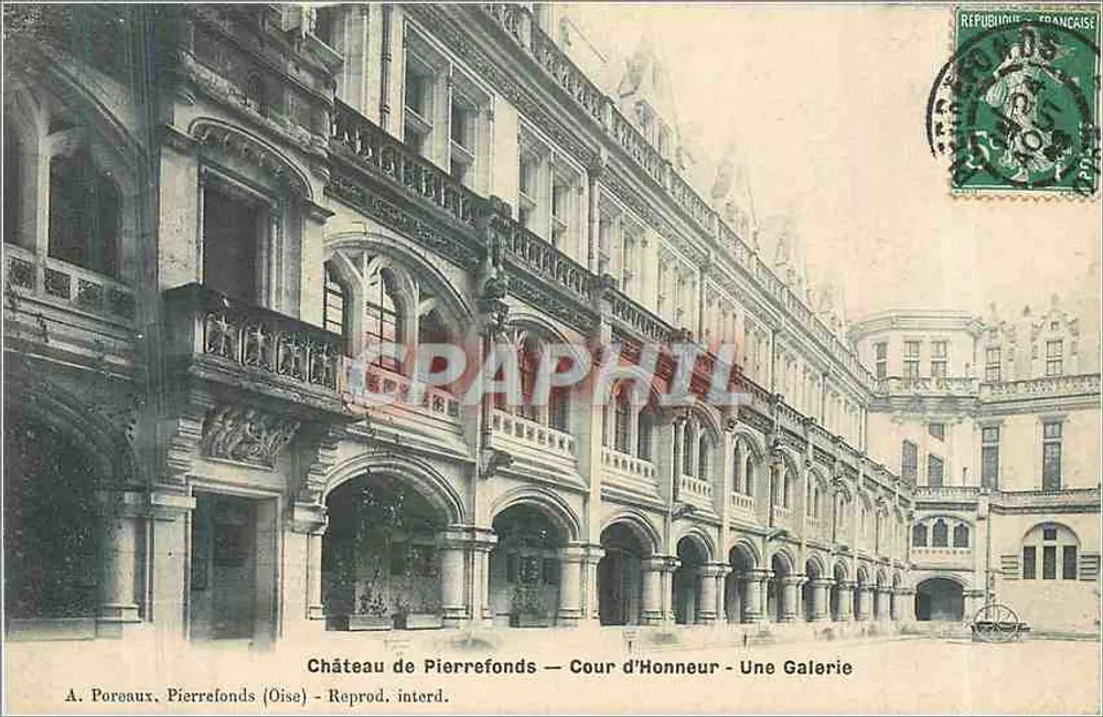 Château de Pierrefonds — Cour d'Honneur — Une Galerie - Vorderseite