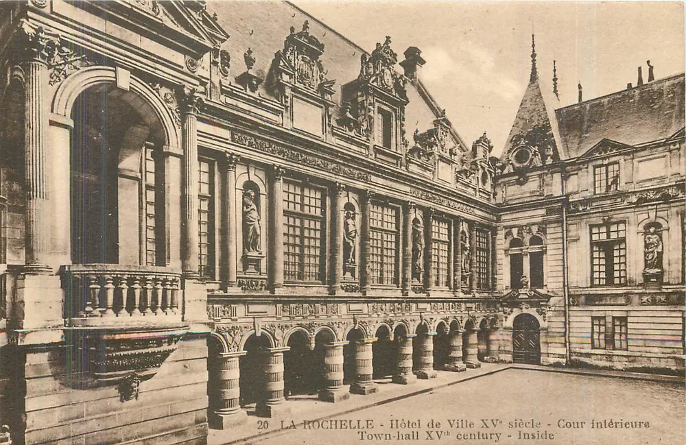 La Rochelle - Hôtel de Ville XVᵉ siècle - Cour intérieure - Recto