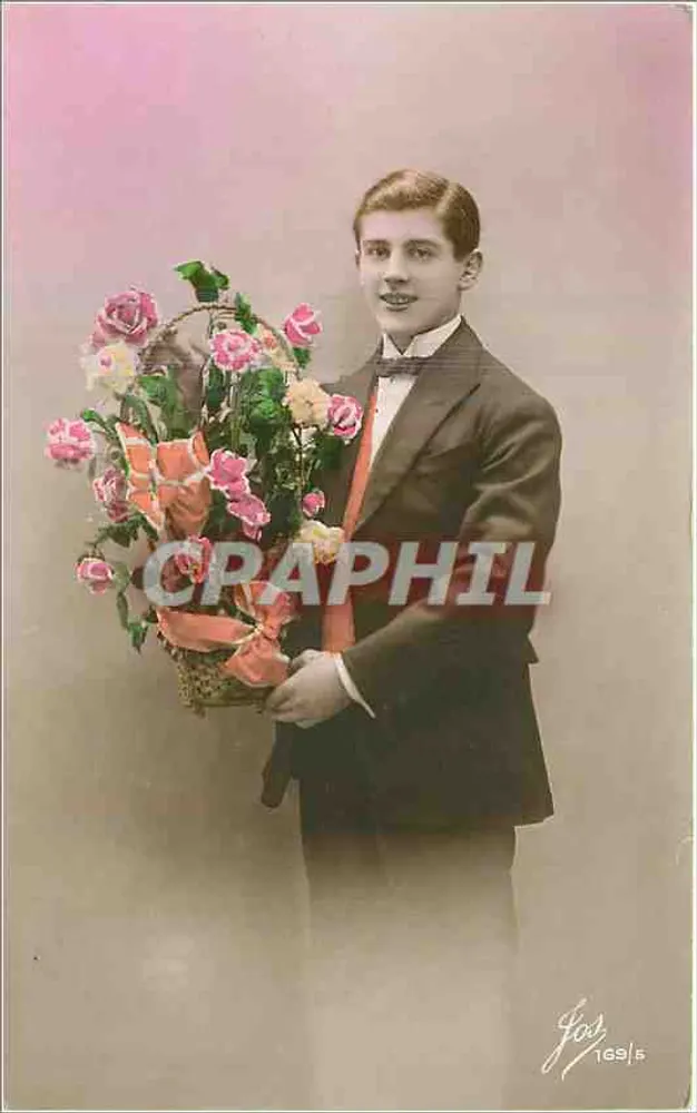 Jovem homem em traje — segurando um cesto de flores — Jos 169/5 - Frente