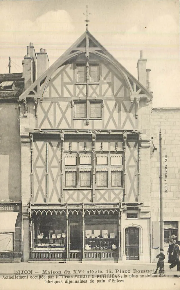Dijon — Casa do século XV, 13, Praça Bossuet — Atualmente ocupada pela empresa MULOT & PETITJEAN, a mais antiga das fábricas dijonenses de pão de especiarias — IMP. RICARD Dijon - Frente