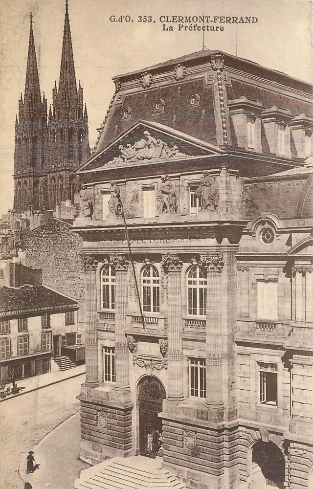 Clermont-Ferrand — A Prefeitura com a catedral no fundo — G.d'O. 353 - Frente