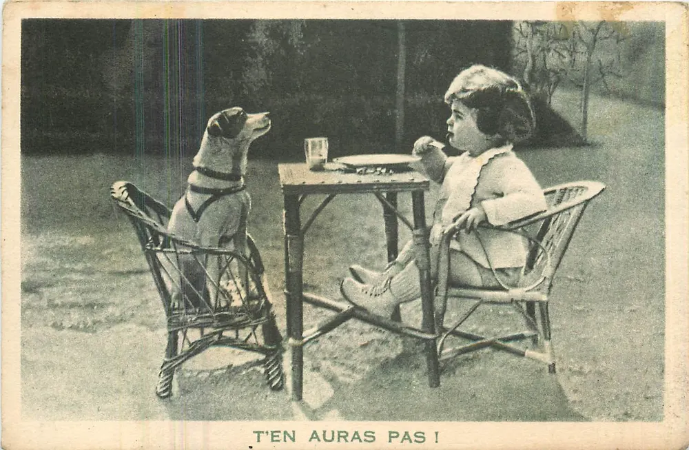 Niño y perro a la mesa — T'EN AURAS PAS ! — Grands Magasins de la Samaritaine, París - Anverso