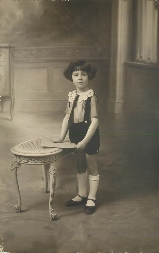 Menina em traje da época — estúdio fotográfico — sem editor ou número visível - Frente