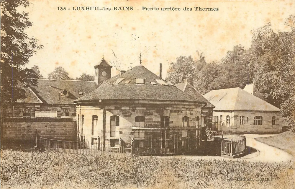 LUXEUIL-les-BAINS — Partie arrière des Thermes — Éditeur Mathieu, n° 135 - Recto