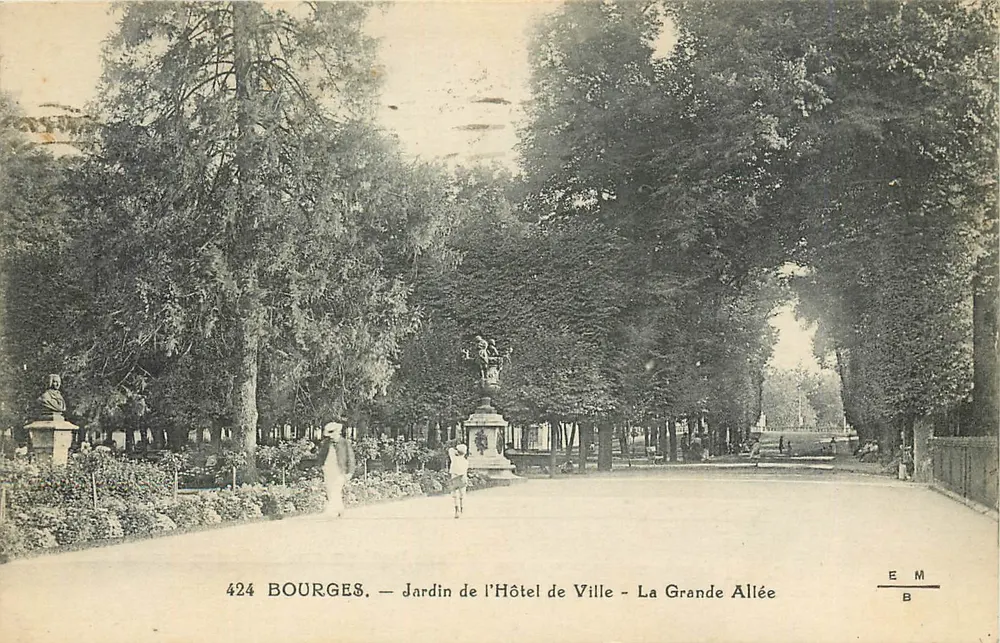 Bourges — Garten des Rathauses — Die Grande Allée — Verlag E.M. Nr. 424 - Vorderseite