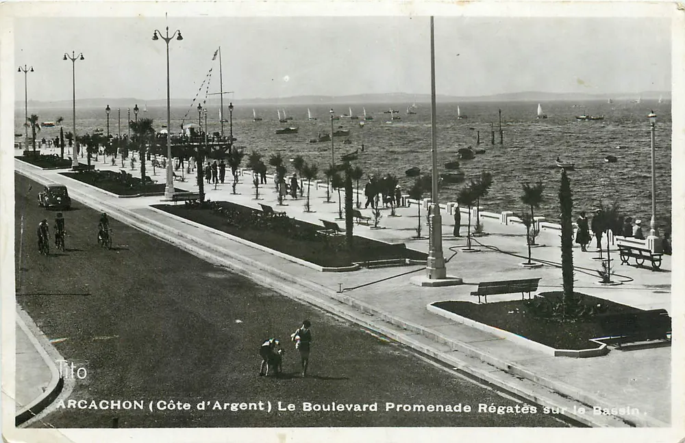 Arcachon (Côte d'Argent) — Der Promenadenboulevard, Regatten am See — Ausgabe M. Berjau, Bordeaux - Vorderseite