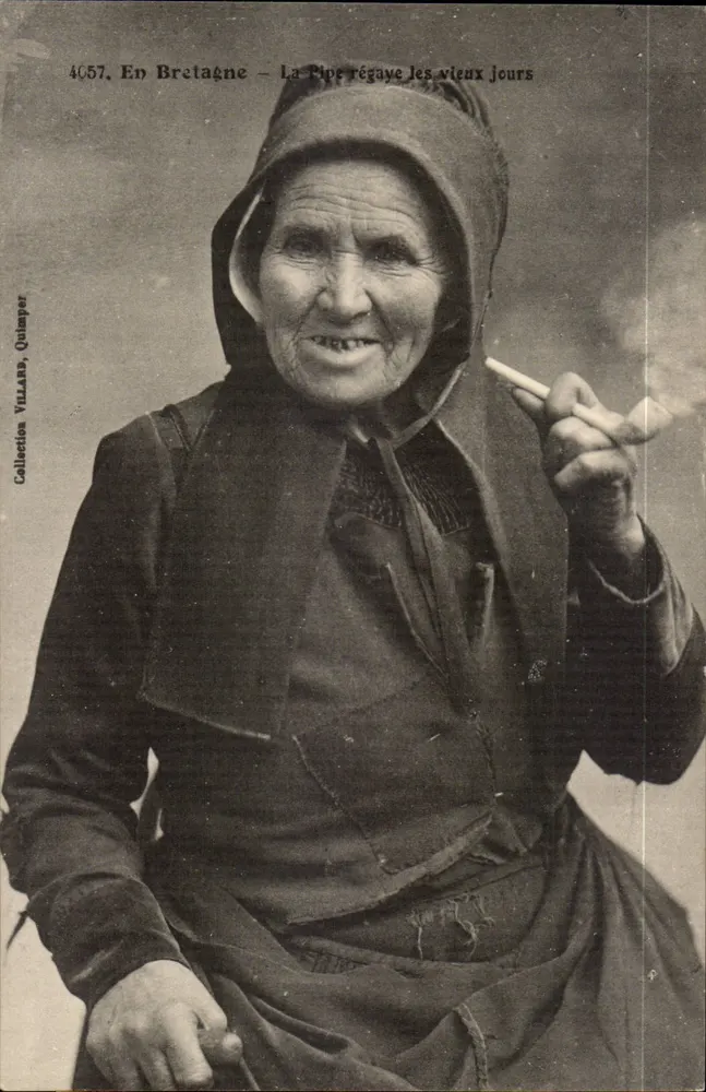 In der Bretagne — Die Pfeife erinnert an vergangene Zeiten — Sammlung VILLAND, Quimper, n°4657 - Vorderseite
