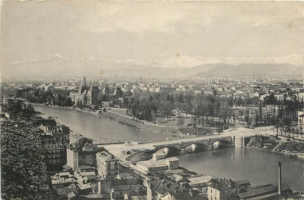 Grenoble — vista panorâmica com o rio e as montanhas em segundo plano - Frente