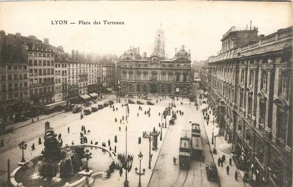LYON — Place des Terreaux — panoramic view with fountain and tramway - Front