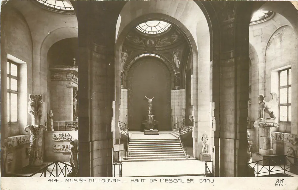 Museu do Louvre — Topo da escada Daru — editor A.J.N. Paris, n° 414 - Frente